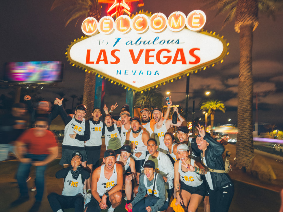 Takım, Las Vegas’taki bitiş çizgisine varışı kutluyor.