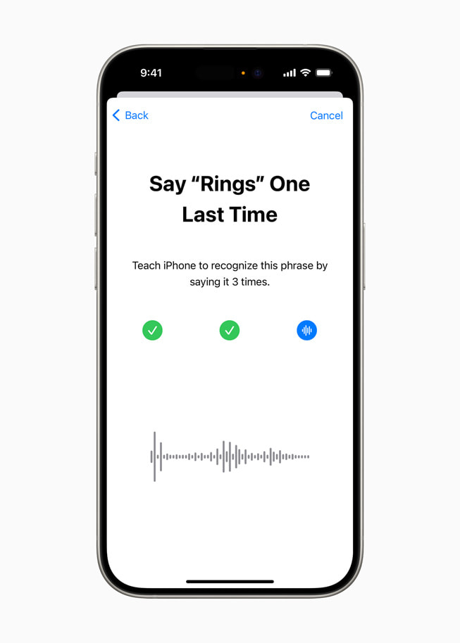 Sur l’iPhone 15 Pro, un écran indique « Say ‘Rings’ One Last Time » et invite l’utilisateur à apprendre à l’iPhone à reconnaître la phrase en la prononçant trois fois.