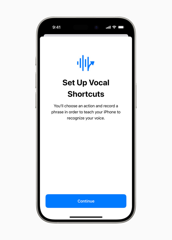 iPhone 15 Pro’da “Vocal Shortcuts AyarlaKur” yazısıyla birlikte kullanıcıdan bir eylem seçip iPhone’a seslerini nasıl tanıyacağını öğretmek için bir ifade kaydetmesini isteyen ekran.