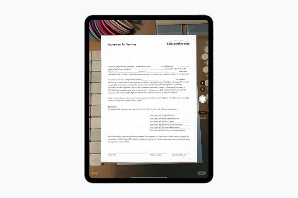 Skenování dokumentu pomocí True Tone blesku na novém iPadu Pro. 
