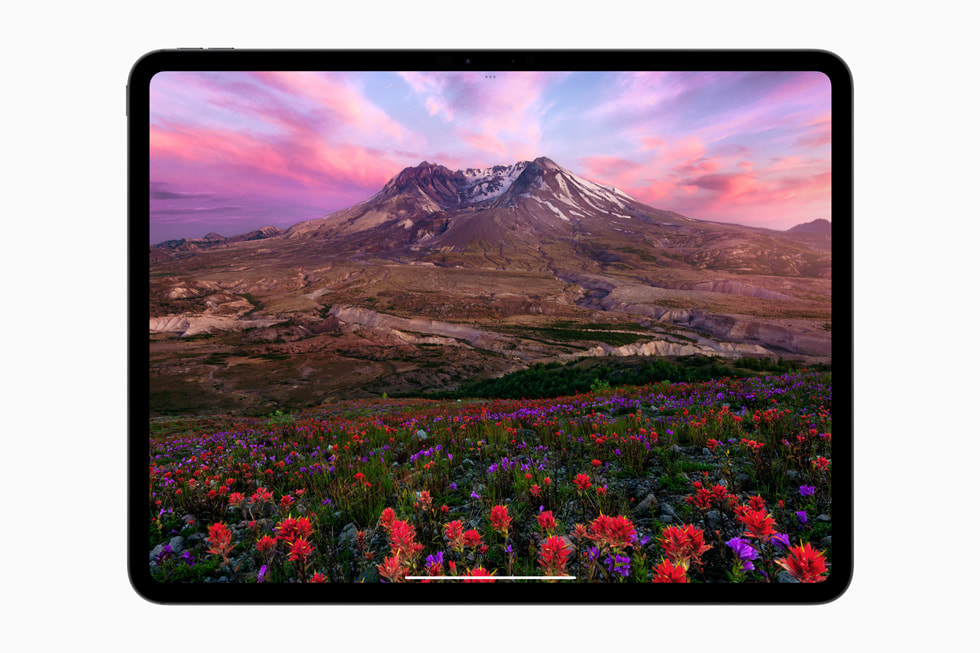 Ultra Retina XDR displej nového iPadu Pro, na kterém je zobrazená nádherná krajina. 