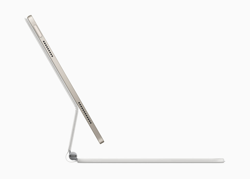 منظر جانبي للوحة مفاتيح ماجيك مع جهاز iPad Air الجديد.