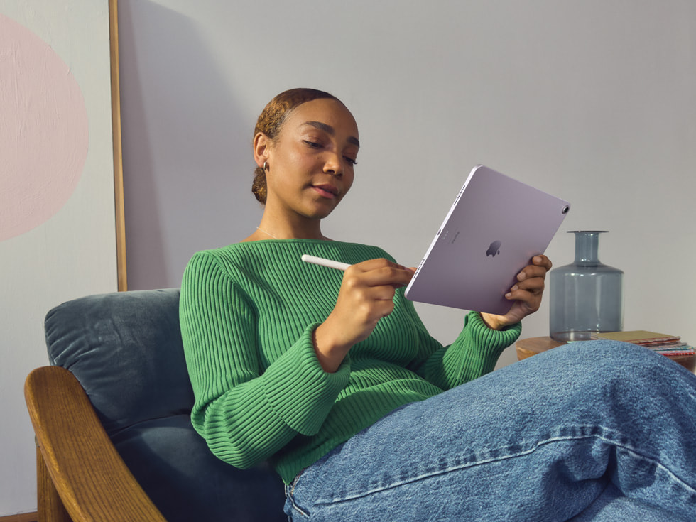 Una persona utiliza un Apple Pencil Pro en su oficina en casa para crear contenido en el nuevo iPad Air.