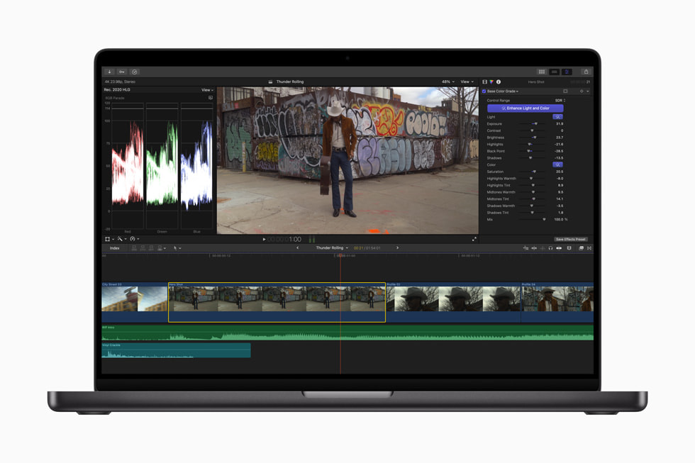O recurso Enhance Light and Color é mostrado no Final Cut Pro para Mac 10.8 em um MacBook Pro de 16 polegadas na cor preto-espacial.