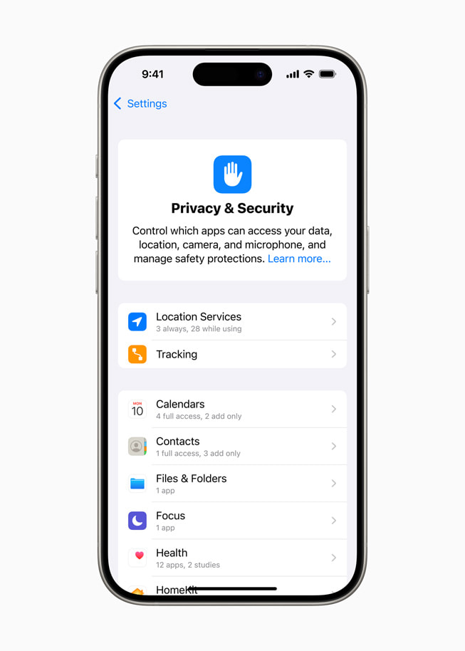 iPhone 15 Proに表示されている、「設定」の更新された「プライバシーとセキュリティ」セクション。