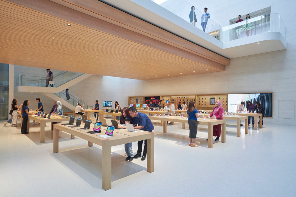 Pelanggan menjelajahi model iPad terbaru dan jajaran iPhone 15 di dalam Apple The Exchange TRX.