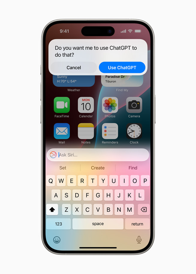 Op iPhone 15 Pro antwoordt Siri op de vraag van een gebruiker: “Do you want me to use ChatGPT to do that?”