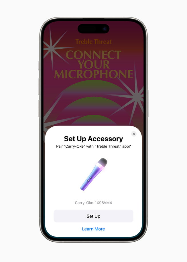 iPhone 15 Pro 展示將麥克風與名為《Treble Threat》的 app 配對的 Accessory Setup Kit 螢幕畫面。
