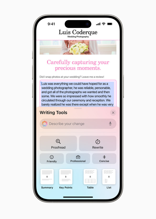 iPhone 15 Pro 展示一段正在撰寫的訊息，下方有包含校對和改寫等選項的「Writing Tools」。  