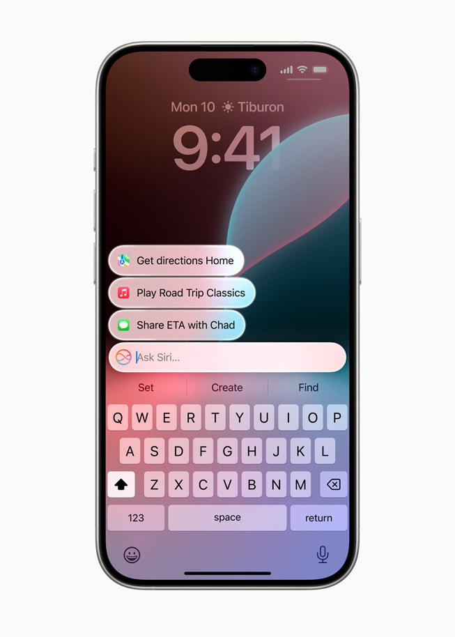 iPhone 15 Pro 展示使用者正在向 Siri 打字。