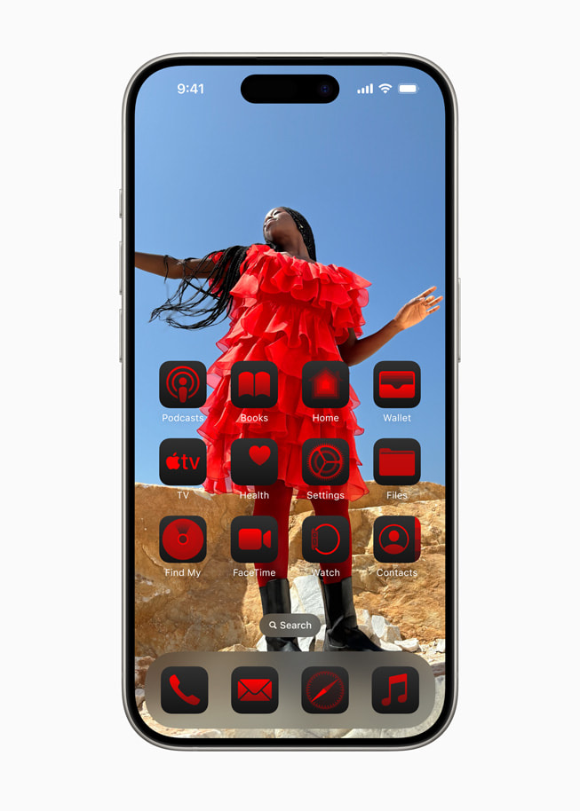 Un iPhone 15 Pro che mostra la schermata Home con app e widget disposti intorno a una foto.