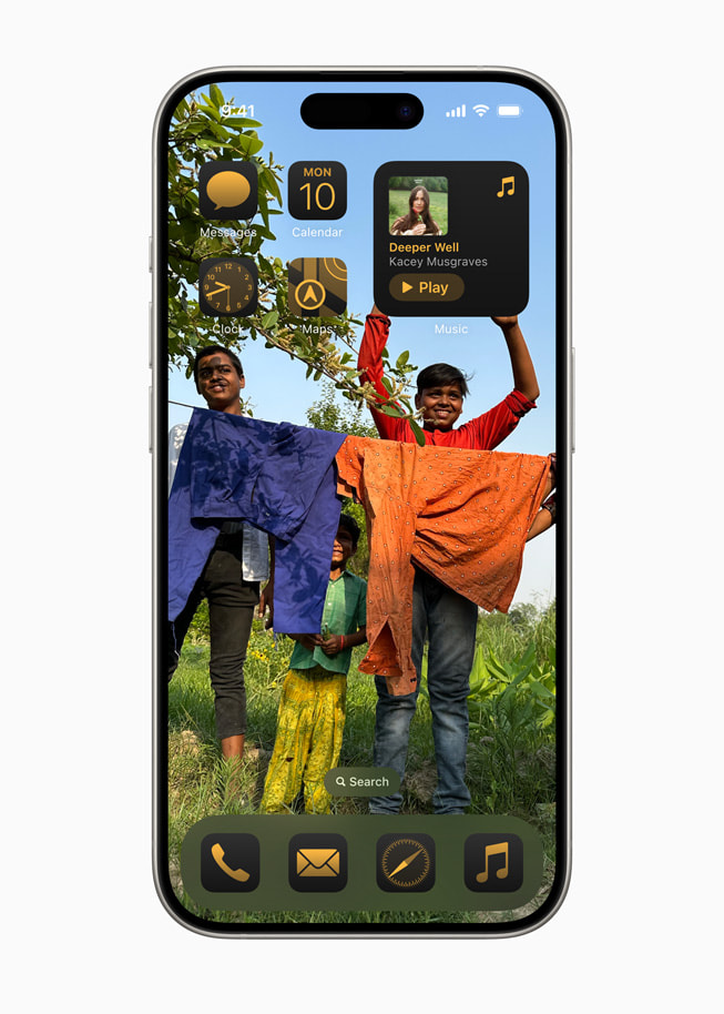 Un iPhone 15 Pro affiche des icônes d’apps et des widgets avec un effet teinté sur l’écran d’accueil.