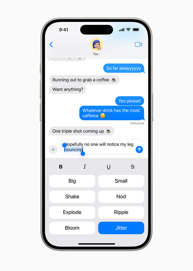 Un iPhone 15 Pro affiche un message en cours de rédaction, avec le mot « bouncing » et l’effet textuel Jitter sélectionnés.