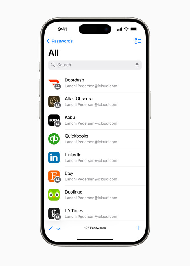 iPhone 15 Pro viser Passord-appen med en liste over appsymboler, inkludert Door Dash, Atlas Obscura, LinkedIn og mer.