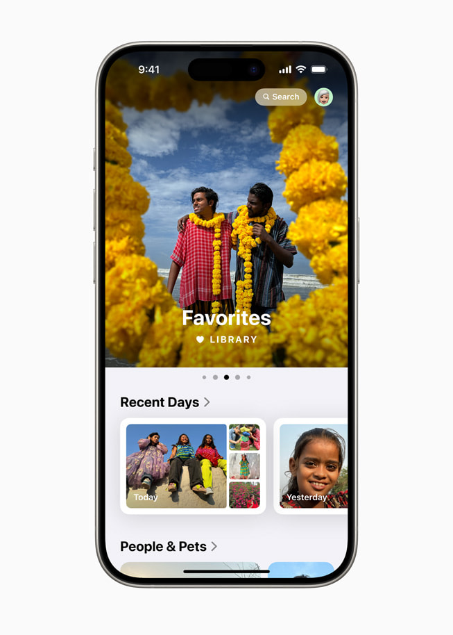 Un iPhone 15 Pro avec un affichage de carrousel intitulé Favorites dans l’app Photos.