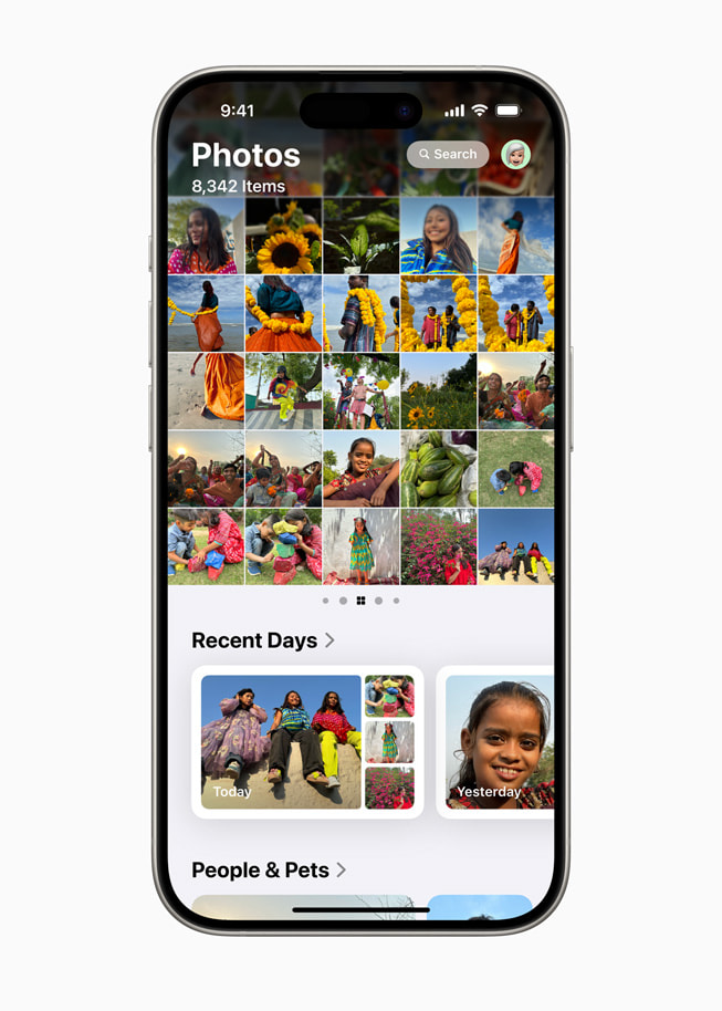 사진 앱의 격자 화면과 모음을 보여주는 iPhone 15 Pro.