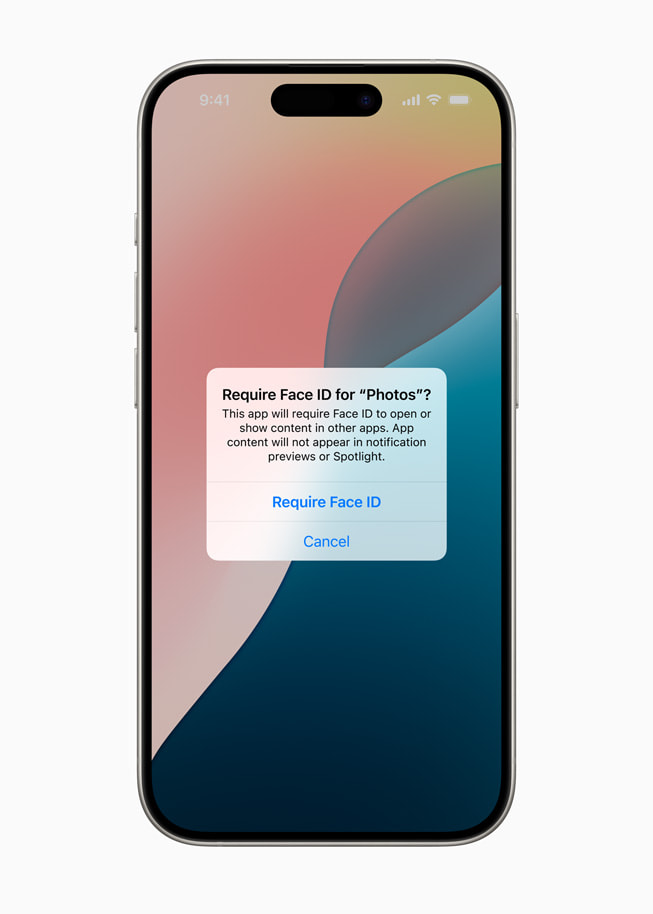 iPhone 15 Pro viser en skjerm med en tekst som spør om brukeren vil kreve Face ID for Bilder-appen.