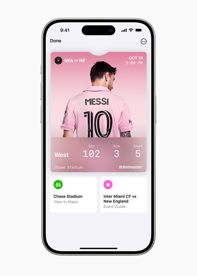 iPhone 15 Pro viser en billett til en fotballkamp mellom Inter Miami CF og New England, med mulighet til å vise et kart over Chase Stadium samt en guide for arrangementet.