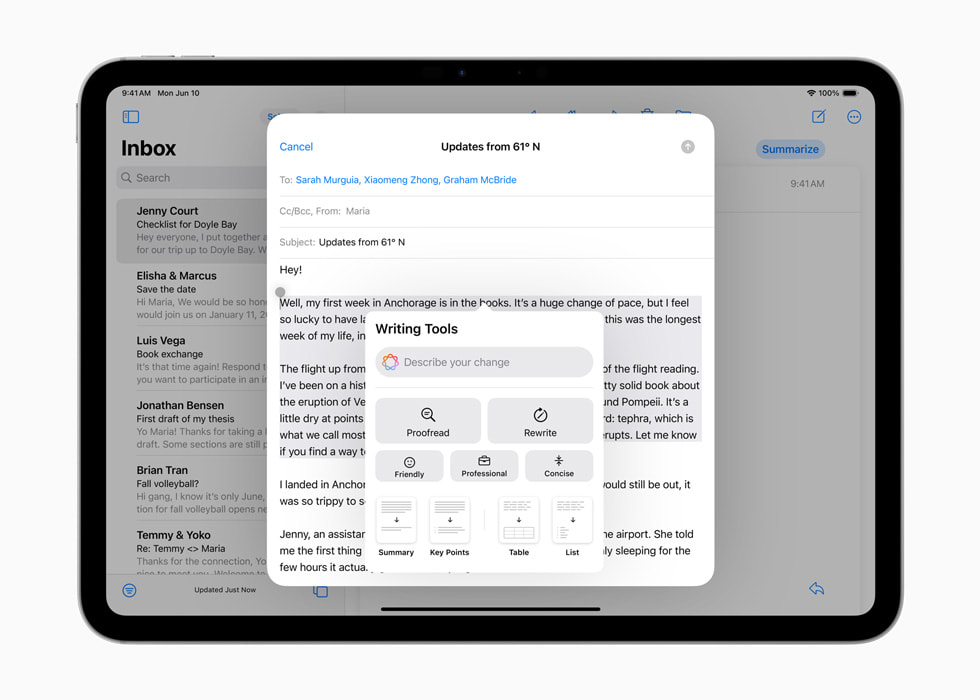 iPad Pro 顯示正在使用「Writing Tools」框撰寫的電子郵件，功能選項包括校對、改寫和摘要。 