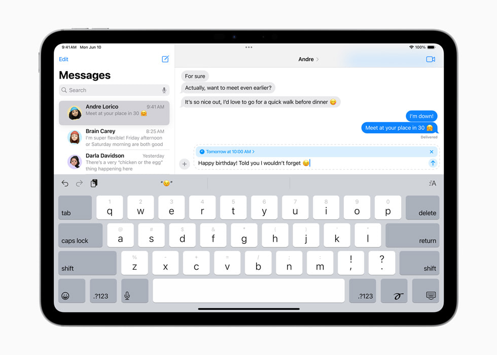 iPad Pro menampilkan pesan teks ulang tahun yang dijadwalkan untuk hari berikutnya di aplikasi Pesan.