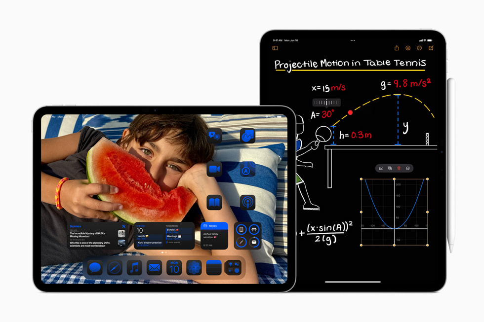 사용자화한 홈 화면과 수학 메모를 보여주는 두 대의 iPad Pro.