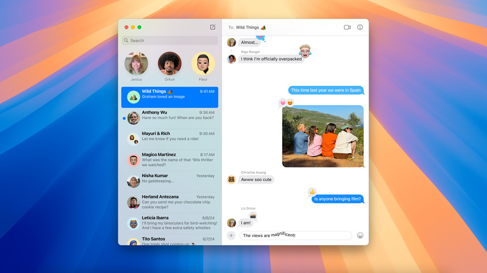 L’expérience Messages actualisée est montrée sur un MacBook Pro.