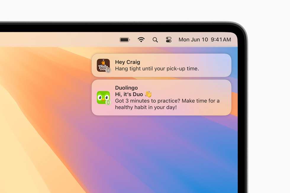 Les notifications arrivant sur l’iPhone d’un utilisateur apparaissent dans le coin de leur MacBook Pro.