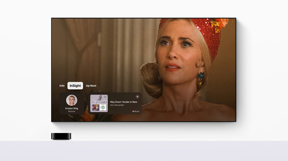 Une image de la série Apple TV+ « Le club Palm Royale » avec la fonctionnalité InSight affichée sur Apple TV.
