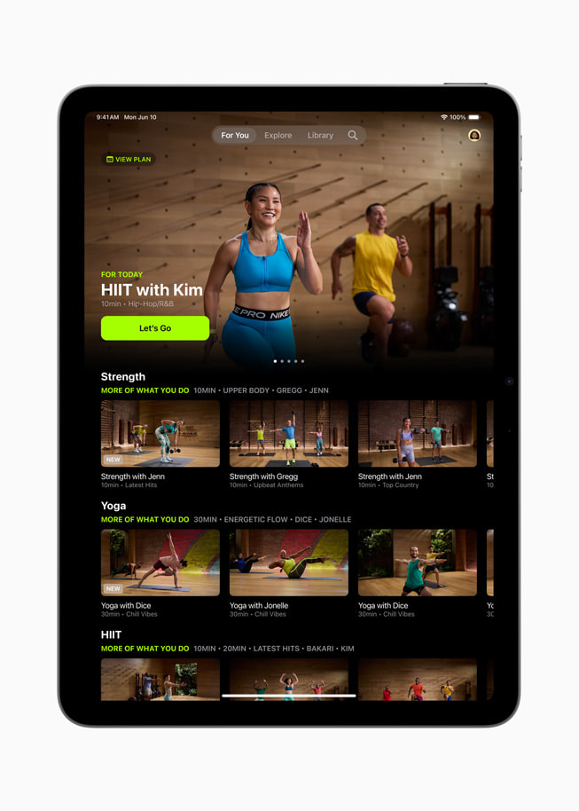 Перероблений Apple Fitness+ демонструється на iPad Pro.