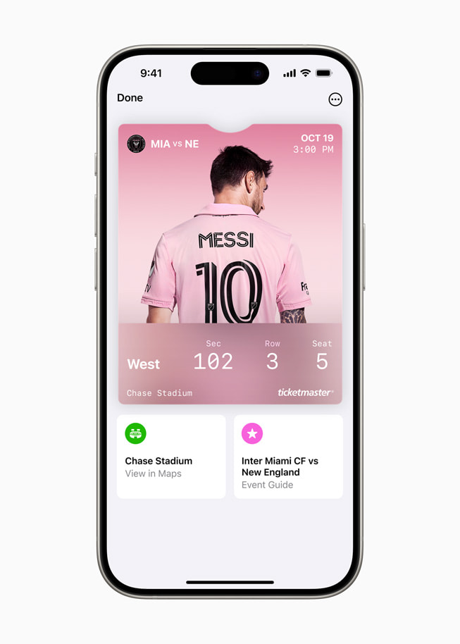 På iPhone 15 Pro visas en användares biljett till en MLS-match med ett foto av Lionel Messi tillsammans med information om sittplats, en länk till Chase Stadium-sidan i appen Kartor samt en evenemangsguide.