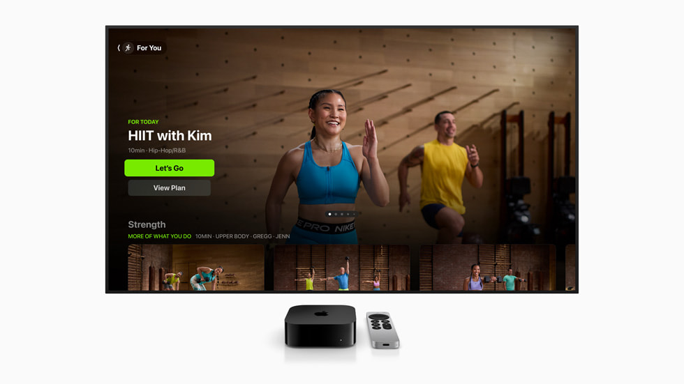 Imagem de um treino HIIT do Apple Fitness Plus em um televisor com Apple TV 4K.