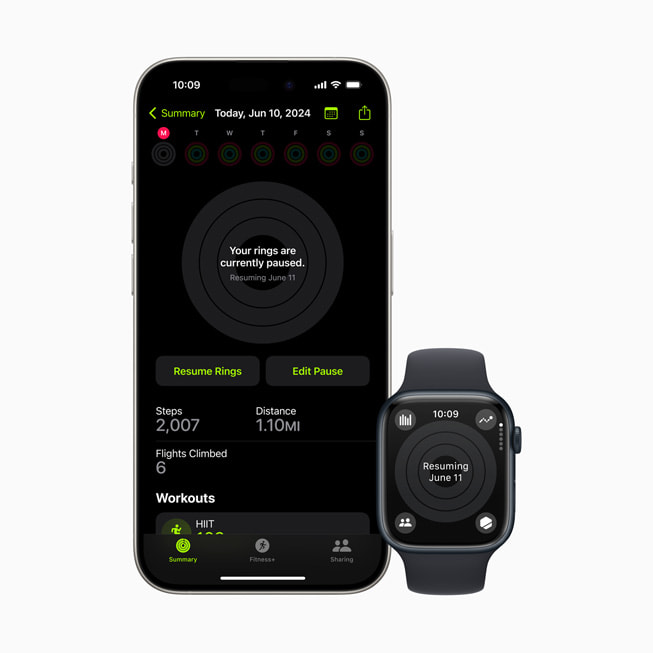 사용자의 정지된 활동 링을 보여주는 iPhone 15 Pro 및 Apple Watch Series 9.