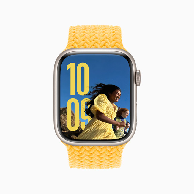 노란색 드레스를 입은 사람의 모습이 담긴 사진 시계 페이스를 보여주는 Apple Watch Series 9.