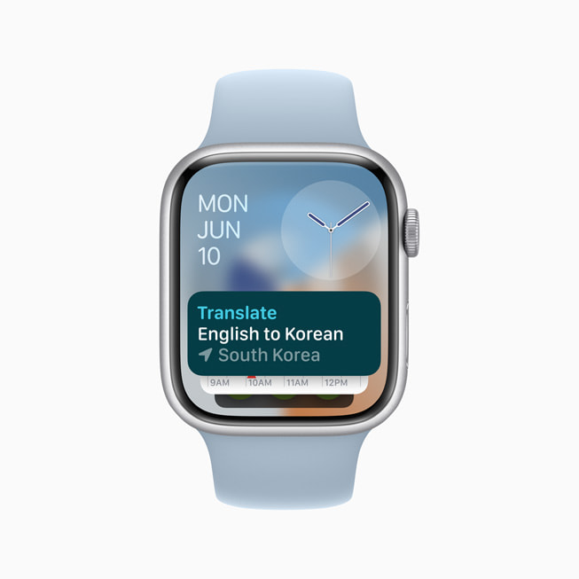 Un Apple Watch Series 9 muestra el widget de traducción en la parte superior de la Pila Inteligente.