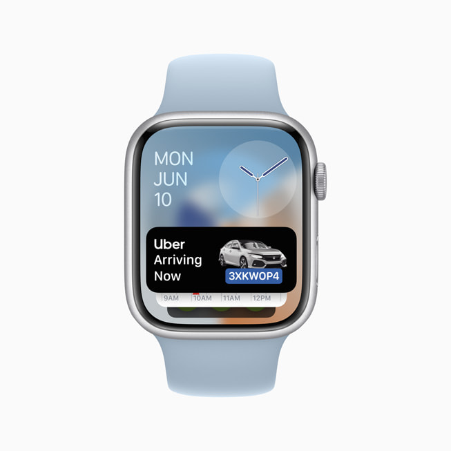 Un Apple Watch Series 9 muestra el viaje en Uber de un usuario en la parte superior de la Pila Inteligente.