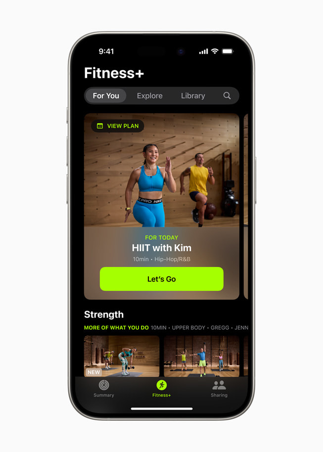 Przeprojektowana aplikacja Apple Fitness+ z obszarem For You widoczna na iPhonie 15 Pro.