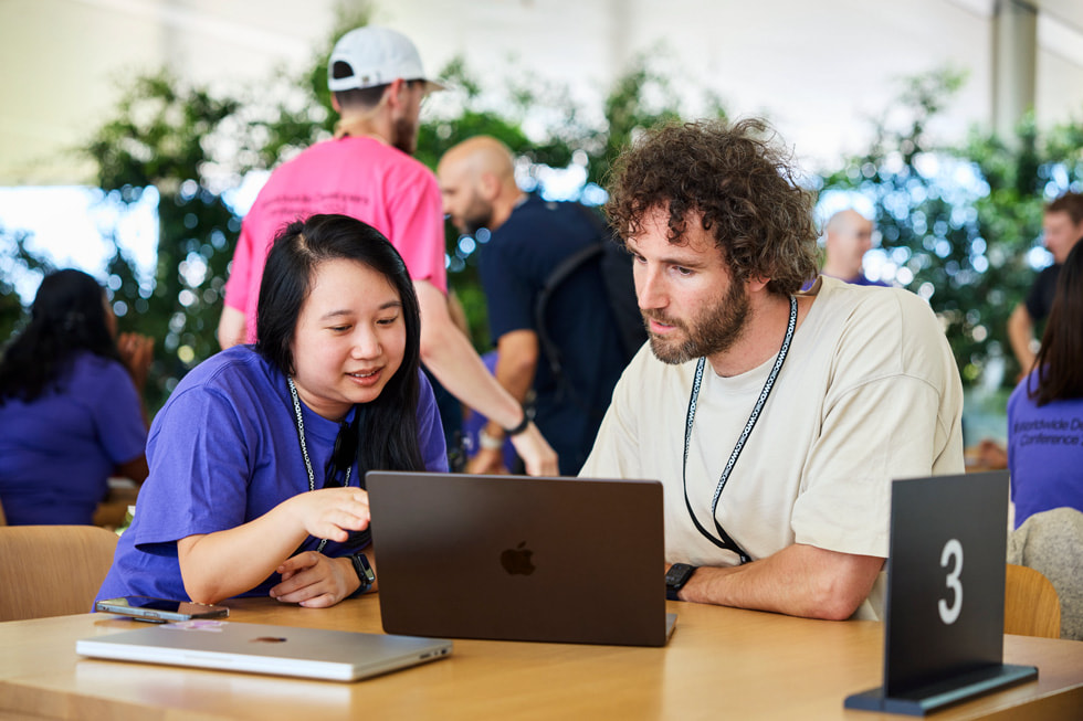 一位 Apple 專家與一位開發者會面，提供單對單諮詢服務。 
