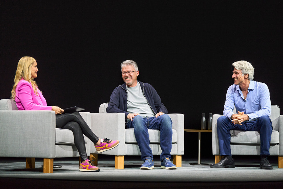 Justine Ezarik, John Giannandrea a Craig Federighi sedí společně na pódiu v Apple Parku a hovoří o tématech konference WWDC24