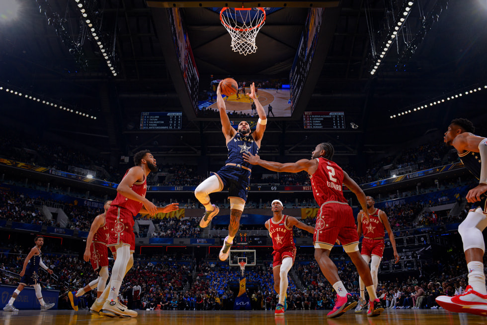 Ein Standbild aus „2024 NBA All-Star Weekend“ zeigt Basketballspieler auf dem Spielfeld.
