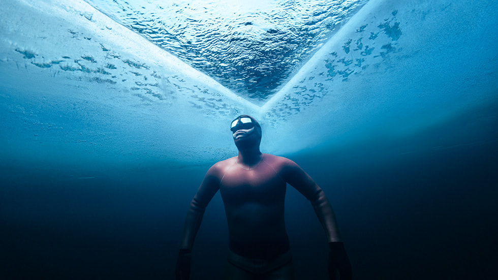 Imagen de “Adventure” muestra a un experto en apnea sumergido en el hielo.