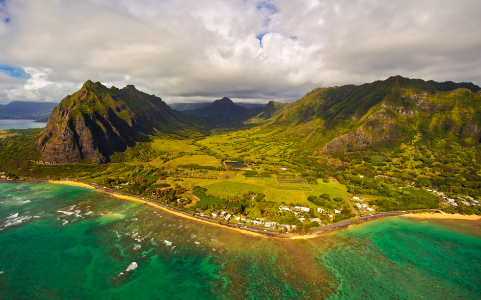 Ein Standbild aus „Elevated“ zeigt eine Luftaufnahme von Hawaii.
