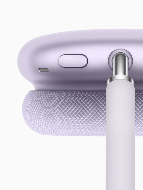 Primer plano de unos AirPods Max en morado.