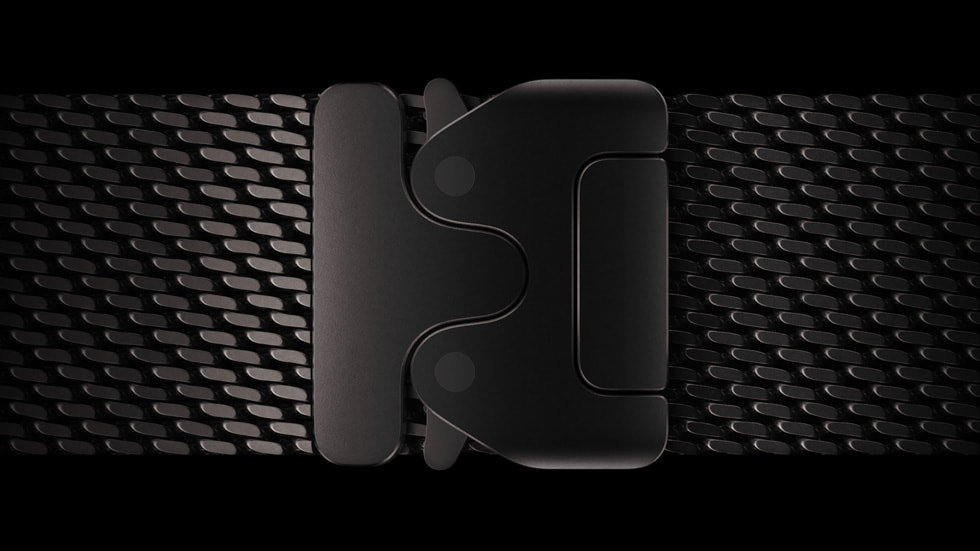 Un primer plano de la nueva hebilla de titanio negro Milanese Loop.