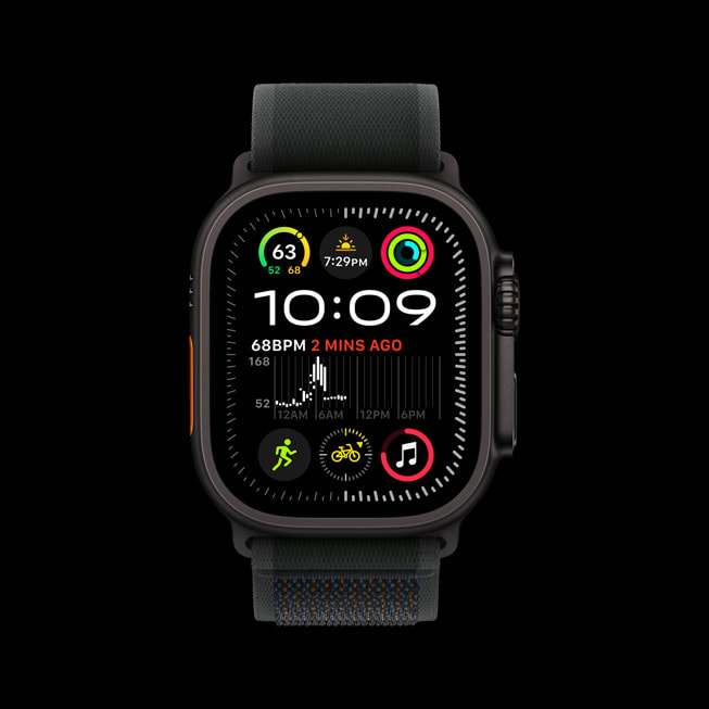 Un cinturino Trail Loop abbinato a un Apple Watch Ultra 2 in titanio nero. 