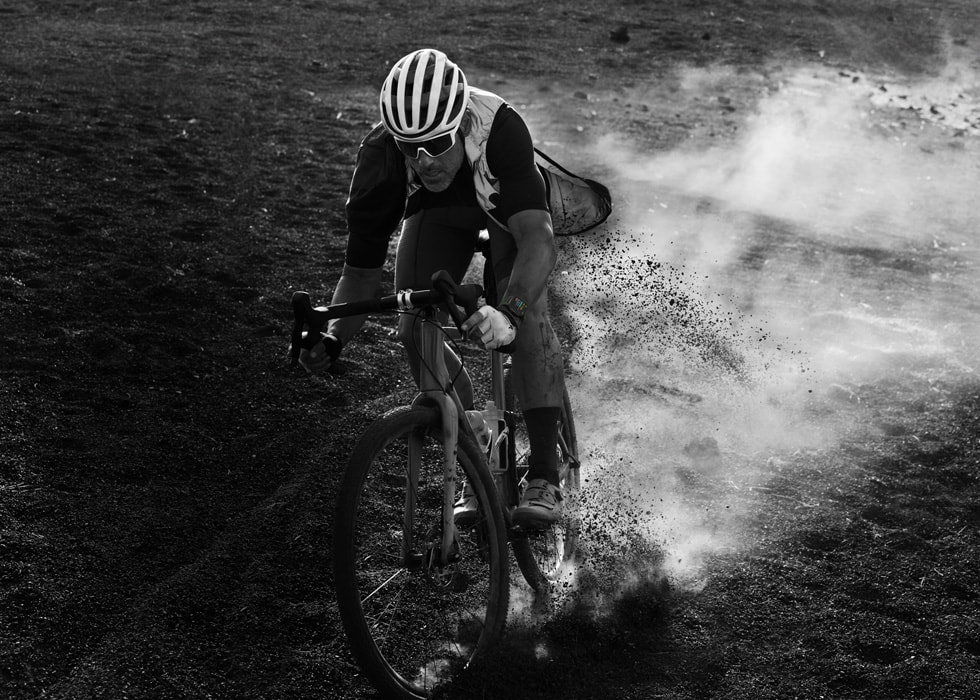 Una foto de un ciclista con el Apple Watch Ultra 2.