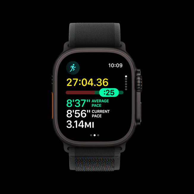 Un entrenamiento de carrera al aire libre que muestra las métricas de ritmo de un corredor en el Apple Watch Ultra 2.