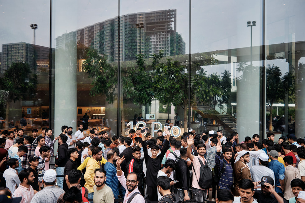 The queue outside Apple BKC in Mumbai.