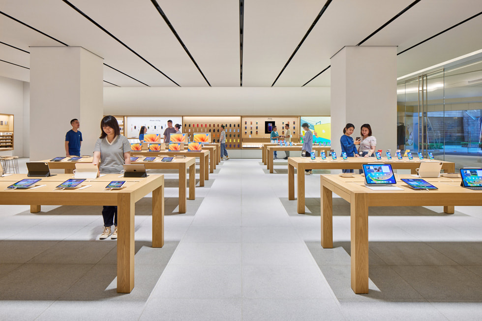 Visningsbord med iPhone och Mac på Apple MixC Shenzhen. 
