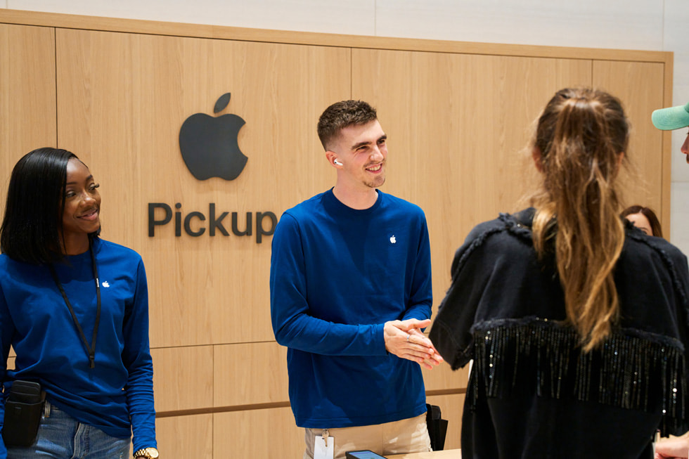 Klienci są obsługiwani w punkcie odbioru Apple w sklepie Apple Brompton Road.