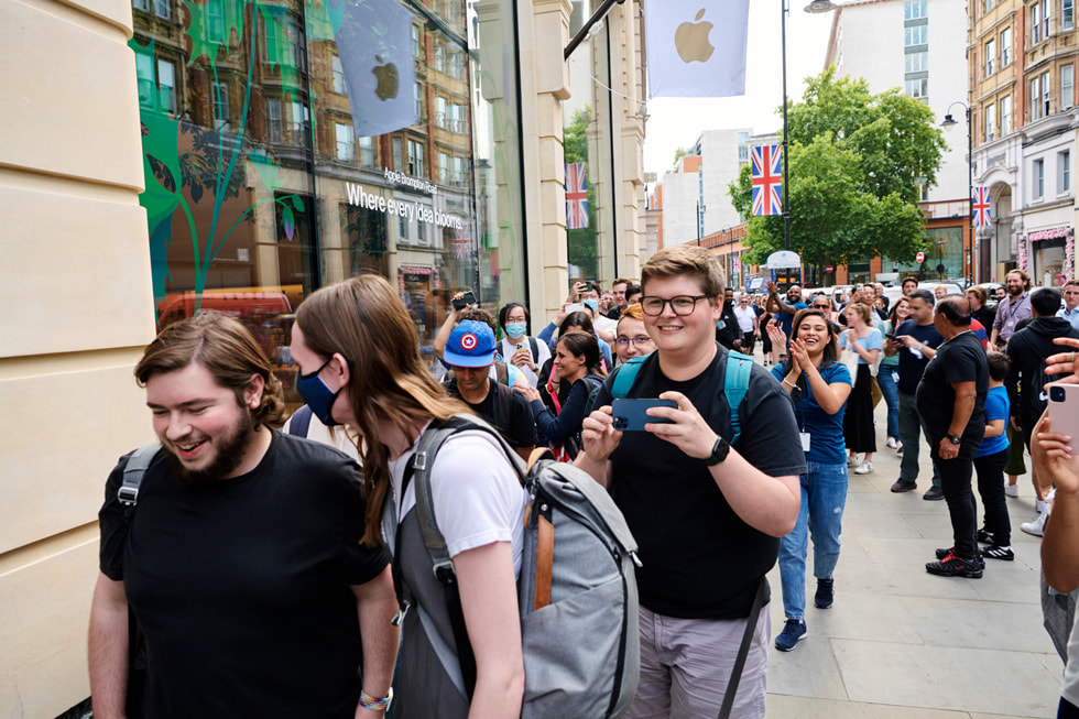 數百名訪客在 Apple Brompton Road 外排隊。